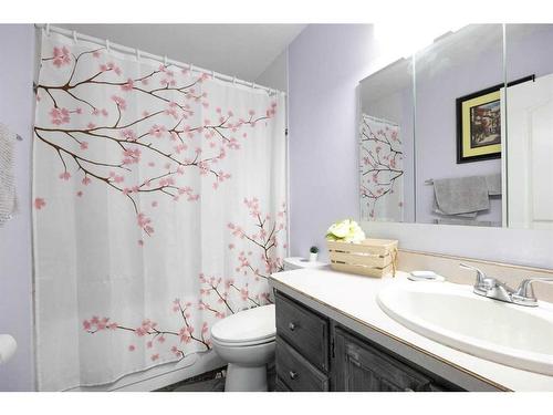 129 Rosslyn Street, Fort Mcmurray, AB - Indoor Photo Showing Bathroom