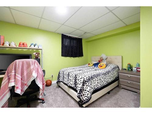 129 Rosslyn Street, Fort Mcmurray, AB - Indoor Photo Showing Bedroom