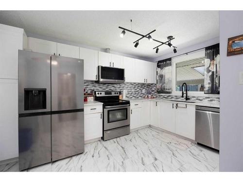 129 Rosslyn Street, Fort Mcmurray, AB - Indoor Photo Showing Kitchen With Stainless Steel Kitchen With Upgraded Kitchen