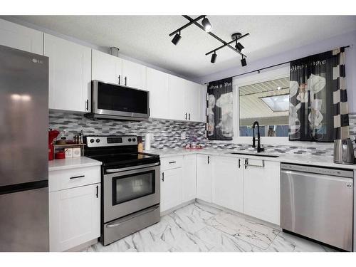 129 Rosslyn Street, Fort Mcmurray, AB - Indoor Photo Showing Kitchen With Stainless Steel Kitchen With Upgraded Kitchen