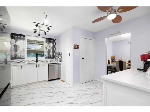 129 Rosslyn Street, Fort Mcmurray, AB - Indoor Photo Showing Kitchen