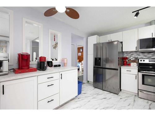 129 Rosslyn Street, Fort Mcmurray, AB - Indoor Photo Showing Kitchen