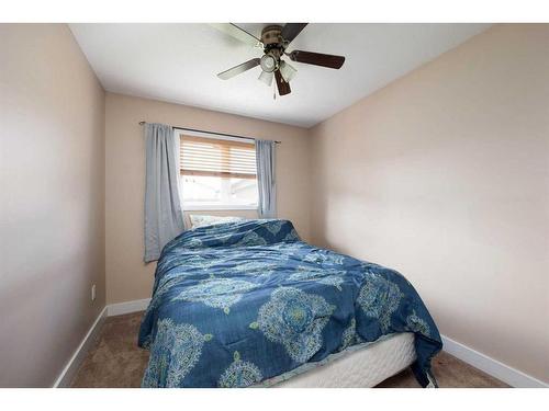 122 Peyton Way, Fort Mcmurray, AB - Indoor Photo Showing Bedroom