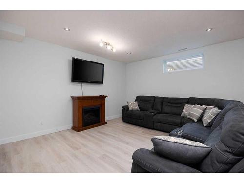 122 Peyton Way, Fort Mcmurray, AB - Indoor Photo Showing Living Room