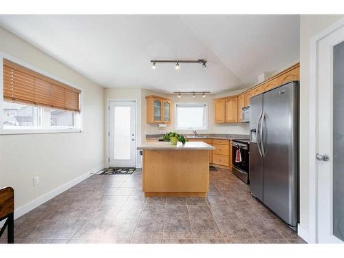 122 Peyton Way, Fort Mcmurray, AB - Indoor Photo Showing Kitchen