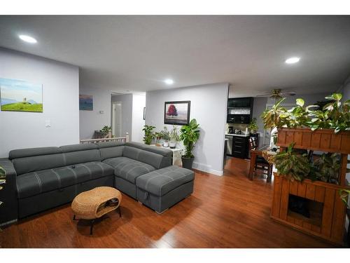 146 Sitka Drive, Fort Mcmurray, AB - Indoor Photo Showing Living Room