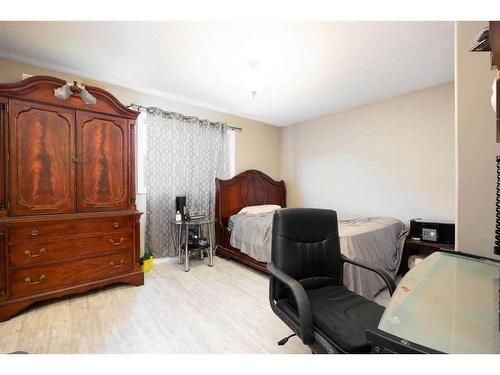 222 Carteret Drive, Fort Mcmurray, AB - Indoor Photo Showing Bedroom