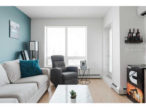 2514-135B Sandpiper Road, Fort Mcmurray, AB - Indoor Photo Showing Living Room