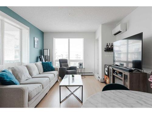 2514-135B Sandpiper Road, Fort Mcmurray, AB - Indoor Photo Showing Living Room