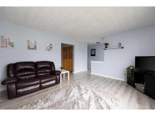 149 Kennedy Crescent, Fort Mcmurray, AB - Indoor Photo Showing Living Room