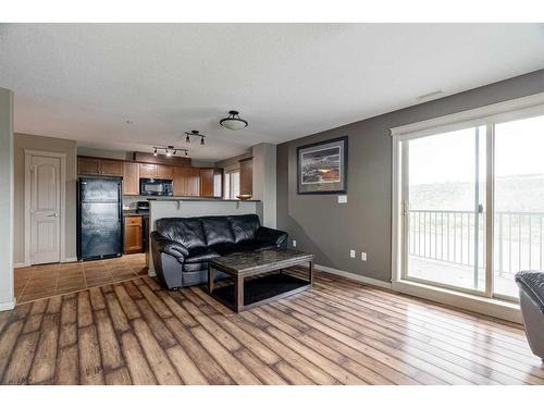 705-8535 Clearwater Drive, Fort Mcmurray, AB - Indoor Photo Showing Living Room