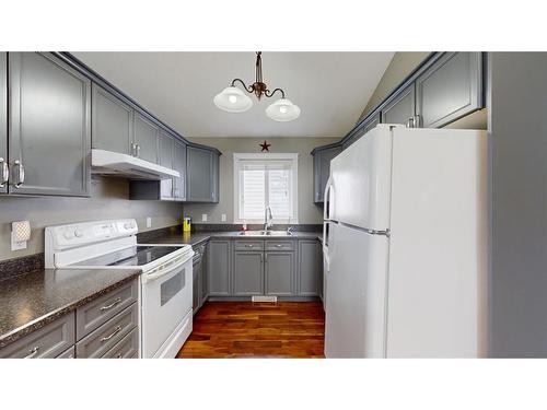 277 Smallwood Street, Fort Mcmurray, AB - Indoor Photo Showing Kitchen With Double Sink