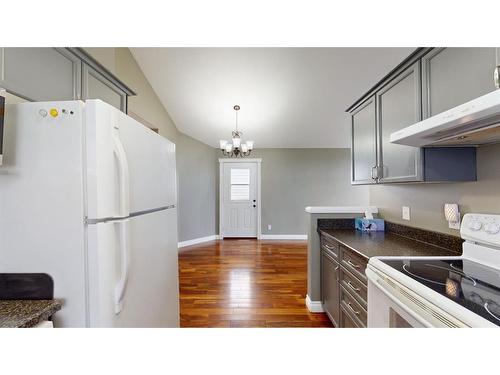 277 Smallwood Street, Fort Mcmurray, AB - Indoor Photo Showing Kitchen