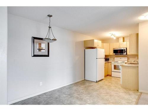 2408-200 Lougheed Drive, Fort Mcmurray, AB - Indoor Photo Showing Kitchen