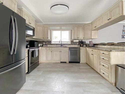 157 Gregoire Crescent, Fort Mcmurray, AB - Indoor Photo Showing Kitchen