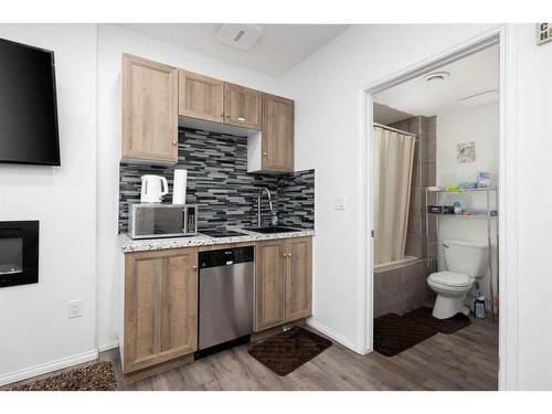 121 Sandstone Lane, Fort Mcmurray, AB - Indoor Photo Showing Kitchen