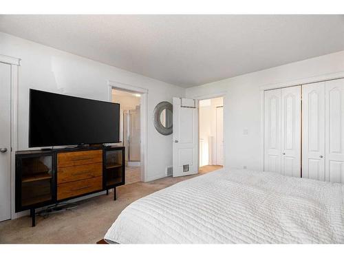 30-98 Wilson Drive, Fort Mcmurray, AB - Indoor Photo Showing Bedroom