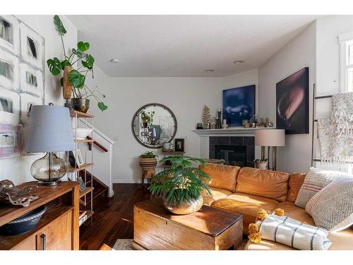 30-98 Wilson Drive, Fort Mcmurray, AB - Indoor Photo Showing Living Room