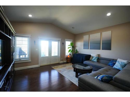 463 Killdeer Way, Fort Mcmurray, AB - Indoor Photo Showing Living Room