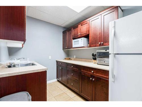 173 Pickles Crescent, Fort Mcmurray, AB - Indoor Photo Showing Kitchen