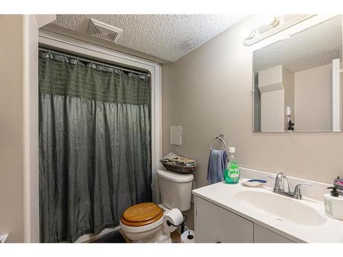 399 Cornwall Drive, Fort Mcmurray, AB - Indoor Photo Showing Bathroom