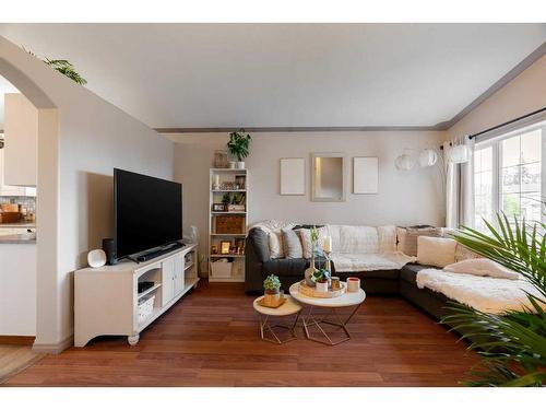 235 Williams Drive, Fort Mcmurray, AB - Indoor Photo Showing Living Room