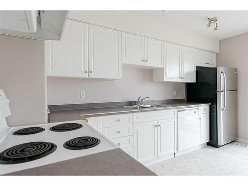 405-123 Arabian Drive, Fort Mcmurray, AB - Indoor Photo Showing Kitchen With Double Sink