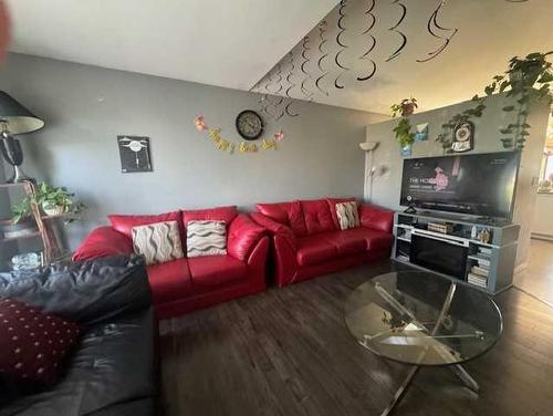 179 Atkinson Lane, Fort Mcmurray, AB - Indoor Photo Showing Living Room