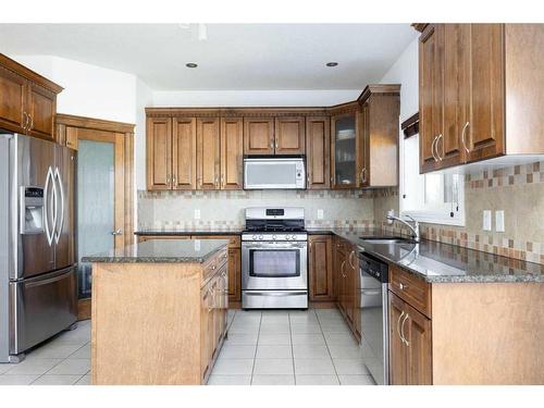 322 Grosbeak Way, Fort Mcmurray, AB - Indoor Photo Showing Kitchen