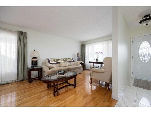 129 Becker Crescent, Fort Mcmurray, AB - Indoor Photo Showing Living Room