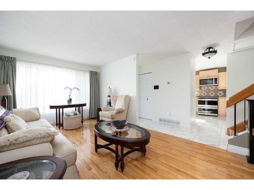 129 Becker Crescent, Fort Mcmurray, AB - Indoor Photo Showing Living Room