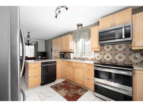 129 Becker Crescent, Fort Mcmurray, AB - Indoor Photo Showing Kitchen With Double Sink