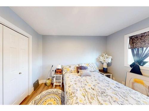 228 Warren Road, Fort Mcmurray, AB - Indoor Photo Showing Bedroom