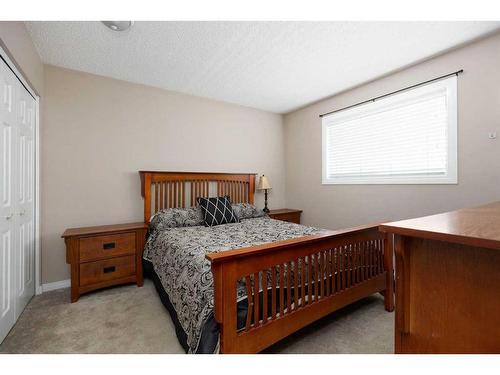 142 Grayling Crescent, Fort Mcmurray, AB - Indoor Photo Showing Bedroom