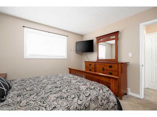 142 Grayling Crescent, Fort Mcmurray, AB - Indoor Photo Showing Bedroom