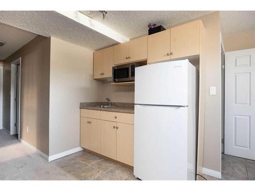 142 Grayling Crescent, Fort Mcmurray, AB - Indoor Photo Showing Kitchen