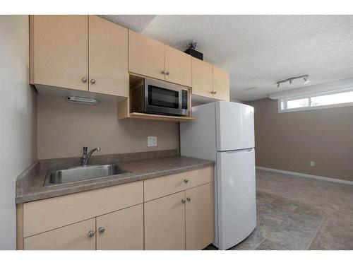 142 Grayling Crescent, Fort Mcmurray, AB - Indoor Photo Showing Kitchen