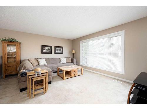 142 Grayling Crescent, Fort Mcmurray, AB - Indoor Photo Showing Living Room