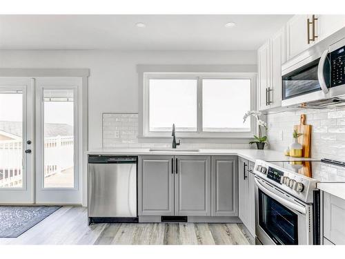 213 Sitka Drive, Fort Mcmurray, AB - Indoor Photo Showing Kitchen With Stainless Steel Kitchen With Upgraded Kitchen