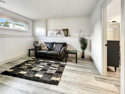 213 Sitka Drive, Fort Mcmurray, AB - Indoor Photo Showing Living Room