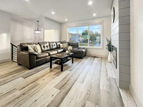 213 Sitka Drive, Fort Mcmurray, AB - Indoor Photo Showing Living Room