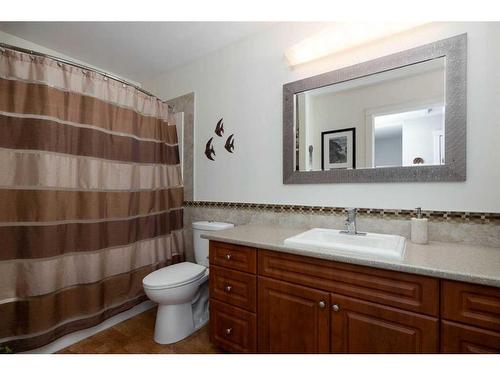 129 Robinson Lane, Fort Mcmurray, AB - Indoor Photo Showing Bathroom