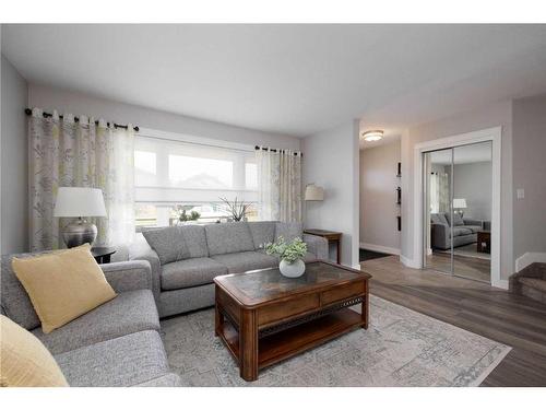 129 Robinson Lane, Fort Mcmurray, AB - Indoor Photo Showing Living Room