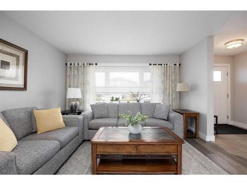 129 Robinson Lane, Fort Mcmurray, AB - Indoor Photo Showing Living Room