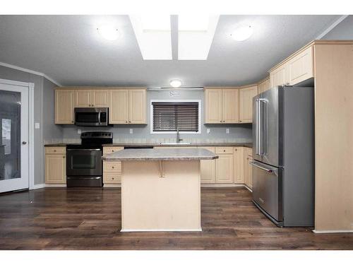 182 Cedar Street, Fort Mcmurray, AB - Indoor Photo Showing Kitchen