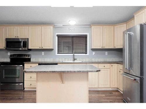 182 Cedar Street, Fort Mcmurray, AB - Indoor Photo Showing Kitchen