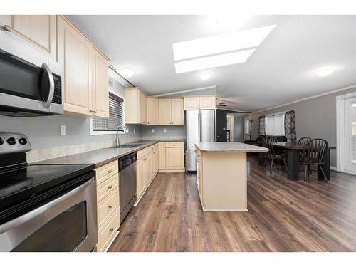 182 Cedar Street, Fort Mcmurray, AB - Indoor Photo Showing Kitchen