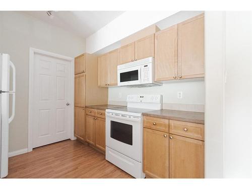 110-290 Plamondon Drive, Fort Mcmurray, AB - Indoor Photo Showing Kitchen