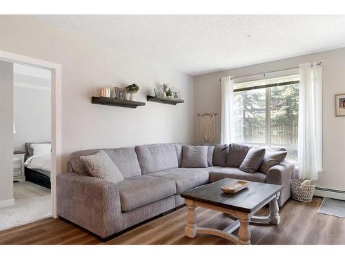 3106-135C Sandpiper Road, Fort Mcmurray, AB - Indoor Photo Showing Living Room