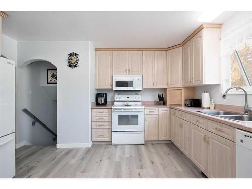 433 Signal Road, Fort Mcmurray, AB - Indoor Photo Showing Kitchen With Double Sink